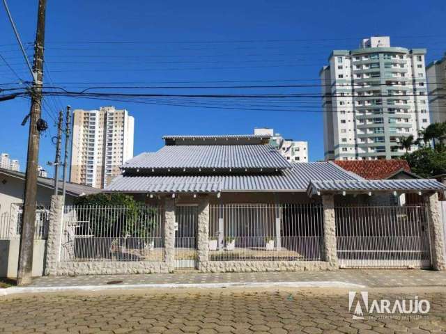 Casa com 3 dormitórios no bairro Fazenda em Itajaí