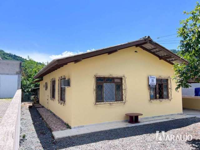 Casa com 2 dormitórios e amplo terreno no bairro Espinheiros em Itajaí