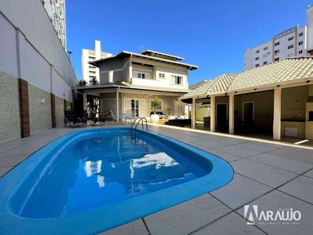 Casa Alto Padrão com 03 suítes  e 03 dormitórios no Bairro Vila Operária em Itajaí