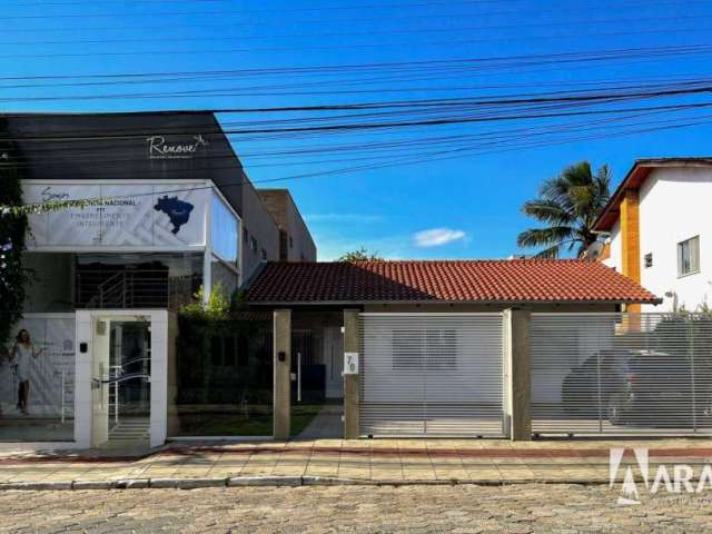 Casa com 1 suíte e 4 dormitórios + sala comercial no bairro São João em Itajaí