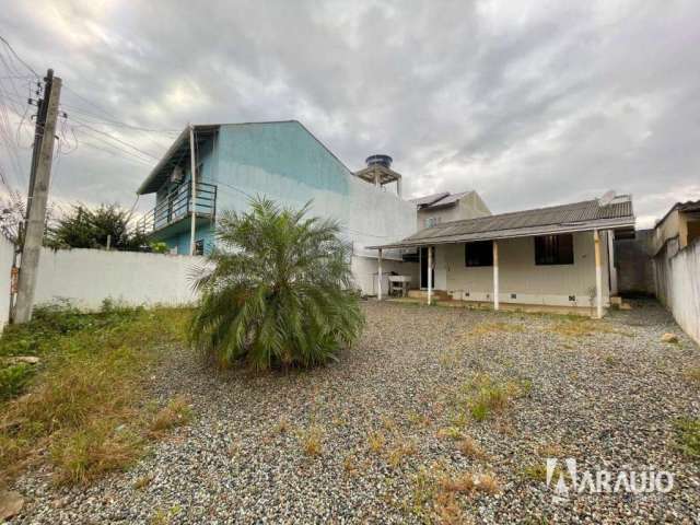 Terreno com 242m² com uma casa no bairro Espinheiros em Itajaí