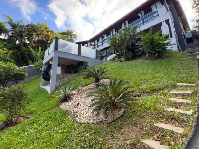 Casa com piscina e 3 suítes + 1 dormitório no bairro Fazenda em Itajaí