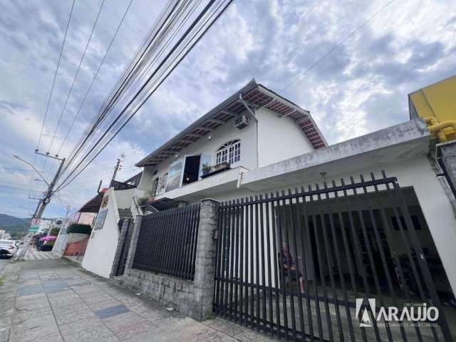 Casa com 1 suíte e 3 dormitórios + sala comercial no bairro São Judas em Itajaí