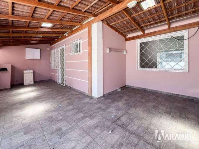 Casa com 2 dormitórios no bairro Espinheiros em Itajaí