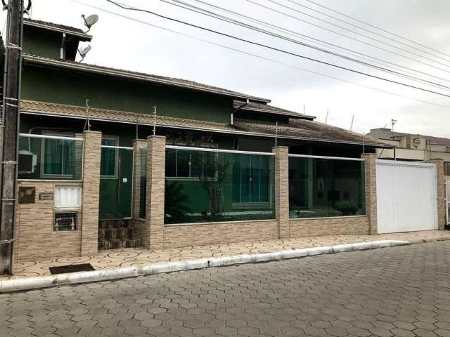 Casa com 1 suíte e 1 dormitório no bairro Espinheiros em Itajaí