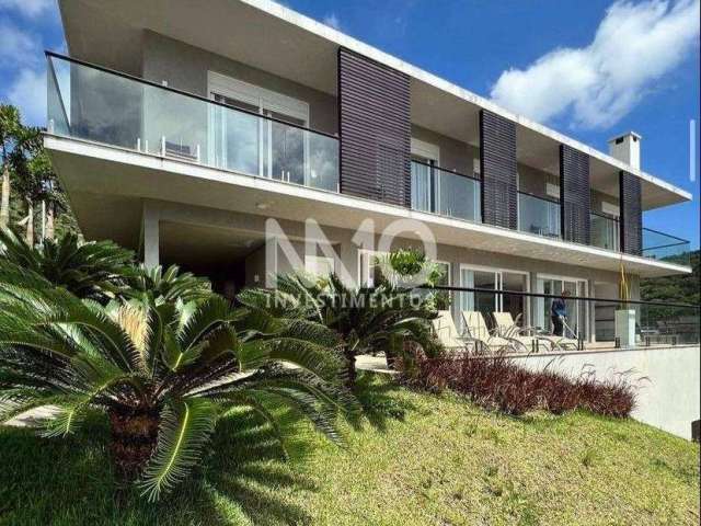 CASA EM COND 5 SUÍTES ESTALEIRO - 519m2 de área privativa, Casa triplex possui 5 suites, 6 vagas p carros, Elevador e piscina aquecida com espaço gourmet na área externa, terraço verde com uma vista p