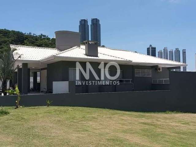 Exclusivo, Casa de 2 pisos em meio a Mata Atlântica, 4 suítes em Balneário Camboriú