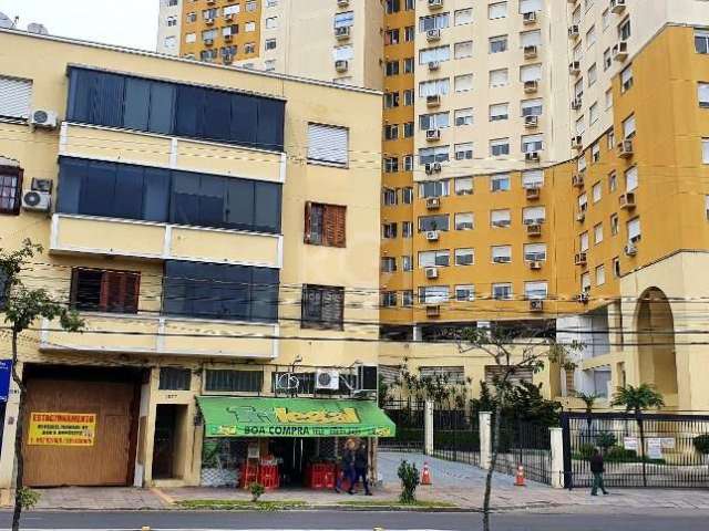 Apartamento com 3 dormitórios Sacada no bairro Santo Antônio/Partenon em Porto Alegre. Totalmenre mobiliado, arejado, ensolarado. Lavanderia e cozinha separadas, sala de estar, banheiro social e lavab