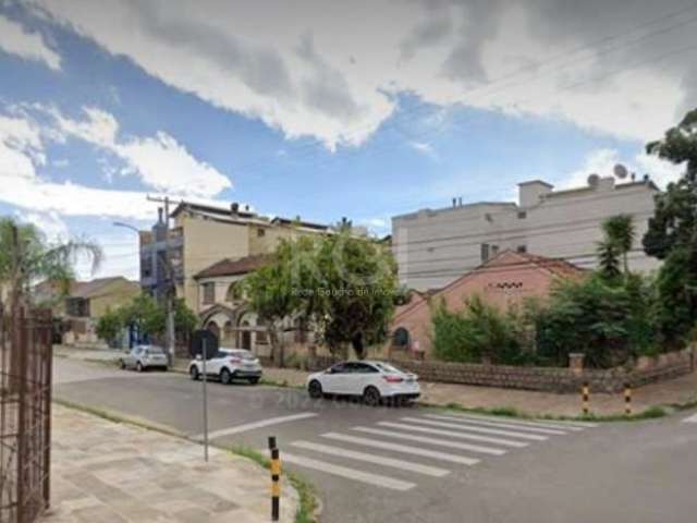 Casa de 3 dormitórios em.Terreno de esquina, excelente investimento ou ponto comercial com living, cozinha, área de serviço, ampla área  ( pode ser feito um outro quarto). Ótima localização no bairro 