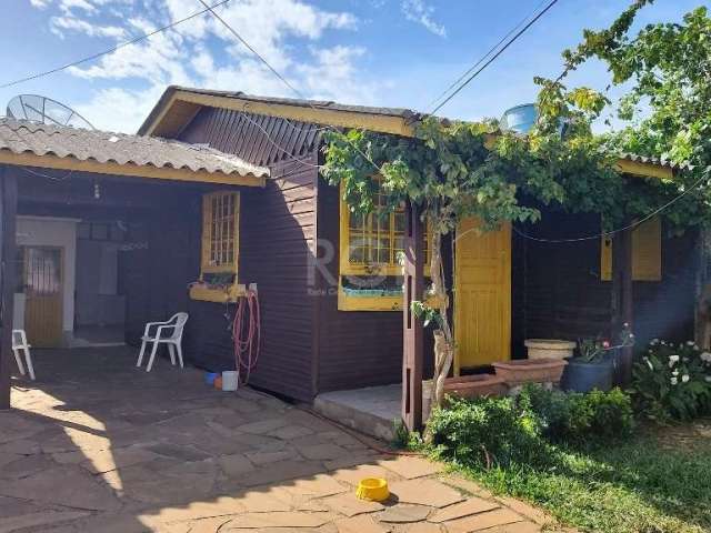 Terreno com 2 casas de 2 quartos cada  no bairro Passo das Pedras em Porto Alegre, são 12m²  de frente. Tem churrasqueira na cozinha ..bem ampla muito boa ... O terreno tem matrícula em dia. Mas a cas