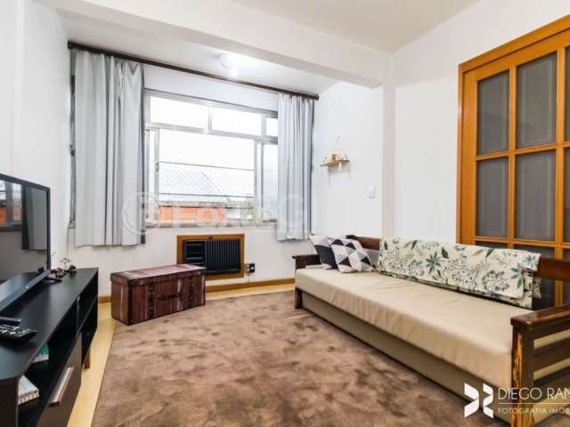 Vende-se apartamento impecável, 2 amplos quartos (dormitórios) e 1 vaga de garagem (com possibilidade de 2 carros pequenos), banheiro social, living espaço em 2 ambientes, cozinha com área de serviço 