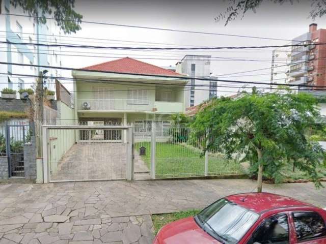 Excelente casa à venda, com 324m² de área privativa, 4 dormitórios, 4 banheiros sociais, 2 vagas de garagem, face do imóvel para o Andar Inteiro, salas espaçosas, estado de conservação ótimo. Não perc