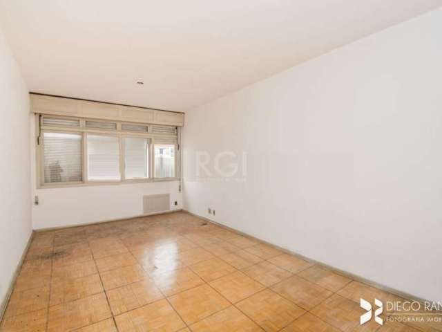 Vende-se excelente apartamento  de 3 dormitórios, sendo 1 suíte, amplo living em 2 ambientes, banho social, copa e cozinha, área de serviço independente e 1 vaga de garagem coberta e escriturada. Préd