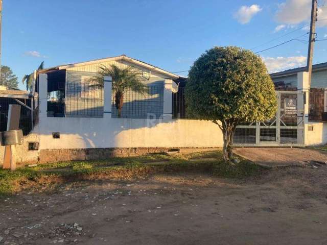 Casa mista composta de dois dormitórios, banheiro social, amplo living. Edícula nos fundos com salão de festas,  cozinha, churrasqueira , banheiro, fogão campeiro e forno, excelente pátio nos fundos c