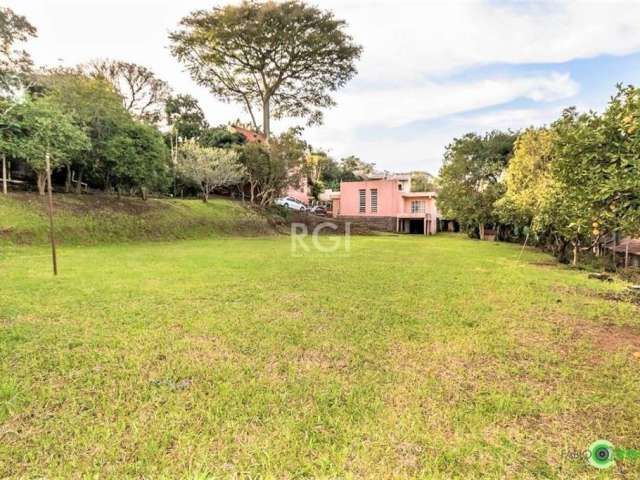 EXCLUSIVIDADE!! Raridade na Vicente Montéggia, área com 3.200m2, ideal para condomínio fechado, investimento para locação e moradia. No terreno uma casa de alvenaria c/ 2 dormitórios, living c/ lareir