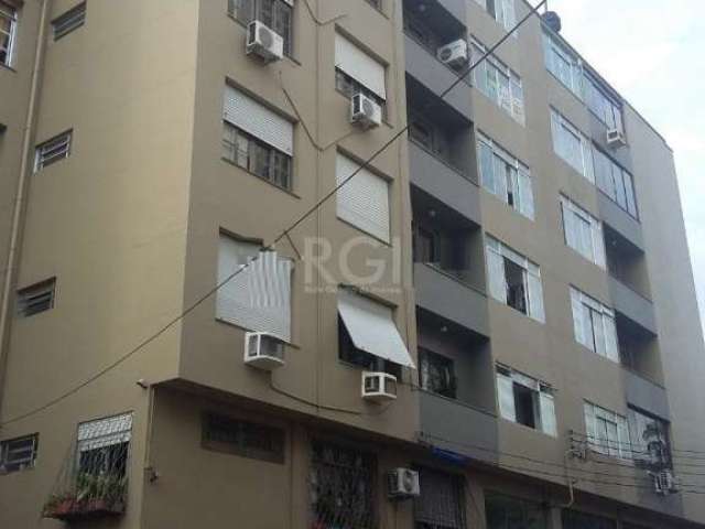 Vende-se amplo apartamento de 3 dormitórios, com dependência de empregada, área de serviço independente, banho social, cozinha reformada, ensolarado e 1 vaga de garagem. Prédio com elevador, porteiro 