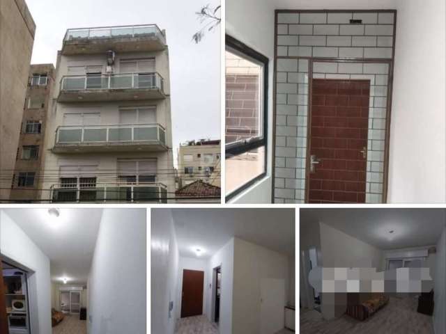 Apartamento de 43m2 privativos  térreo com pátio com um dormitório , living dois ambientes , cozinha e área de serviço  possui também uma área coberta . Muito bem localizado , próximo a todos os recur