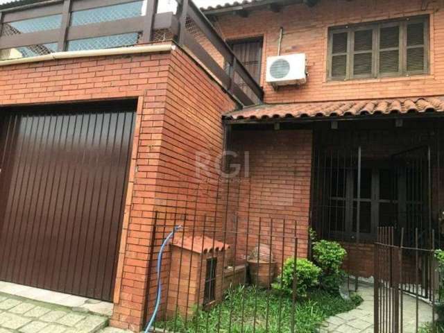 Casa de 3 dormitórios no bairro São João, com 140m², 2 suítes, sala, cozinha ampla, lavanderia, churrasqueira. Possui 2 pisos e ótima sacada, vaga coberta para 1 carro. Próxima ao Bourbon Assis Brasil