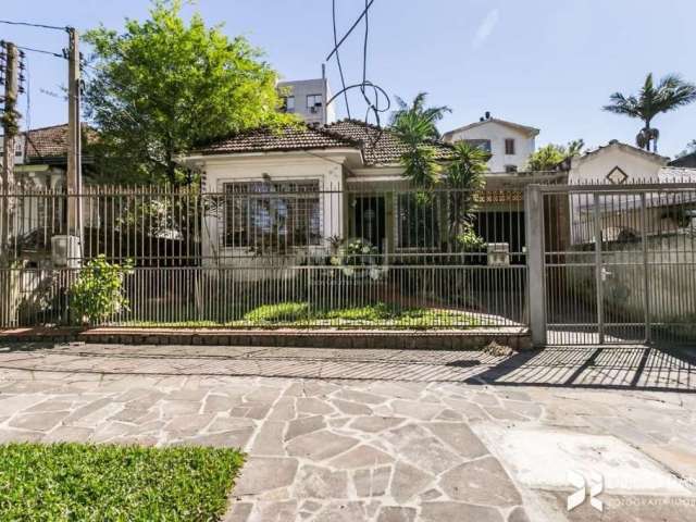 Casa térrea em localização privilegiada próximo ao bairro Petrópolis, em rua tranquila, casa principal construída com 3 quartos, 179,00 m² privativos, possibilidade de fazer outro piso, cozinha, varan