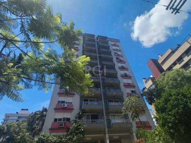 Vende linda cobertura no bairro Petrópolis com 282,52 m²,  living dois ambientes com sacada, 3 dormitórios sendo um suite, ampla cozinha, depend|ência completa, piso tabuã e parquet. Andar superior co