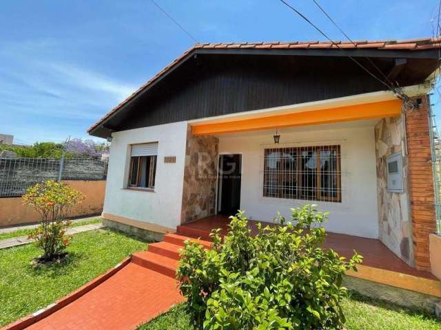 Casa térrea  com 3 dormitórios, sendo 1 suíte, sala de estar, 2 banheiros, cozinha ampla e lavanderia. Pátio grande com edícula  com um dormitório, sala de estar, cozinha e banheiro. Garagem para 2 ca