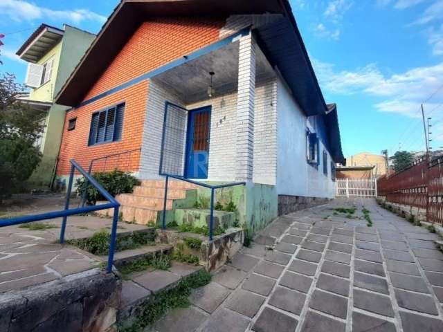 Casa com 3 dormitórios a venda no bairro Cavalhada, sendo uma suíte, amplo living com 3 ambientes composto de sala de estar e  jantar. Cozinha muito grande,  excelente para receber a família e amigos,