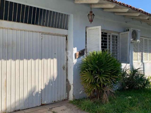 Casa residencial, 3 dormitórios, sala, cozinha, lavanderia, 3 banheiros sociais, ampla garagem (para 4 carros), terreno com arvore frutífera, churrasqueira coberta, anexo nos fundos com cozinha estilo