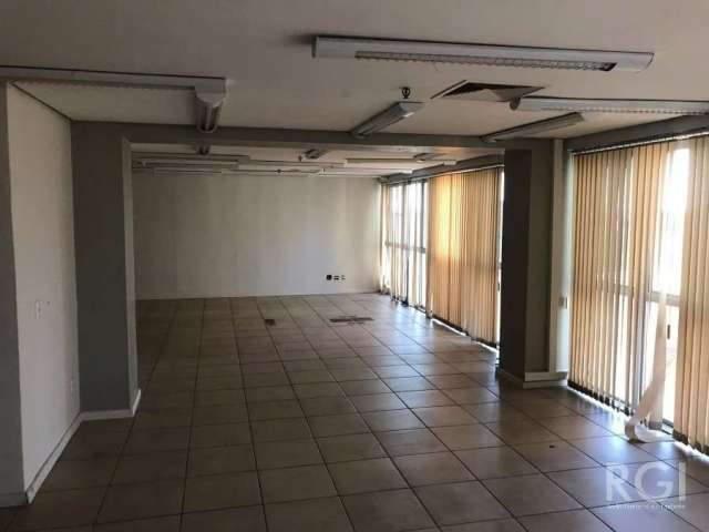 Sala no bairro Centro. Na rua Chaves Barcelos com 47m² metros quadrados de área  privativa cada sala,  ensolarada, com fácil acesso.&lt;BR&gt;&lt;BR&gt;Esta sala pode ser vendida separada pelo valor d