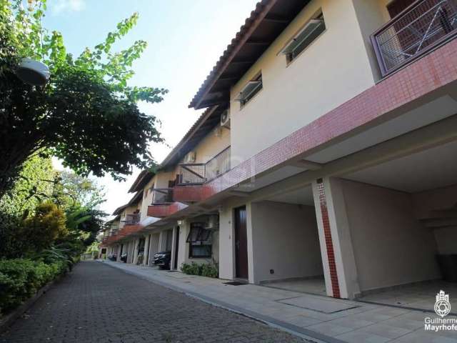 Casa em condomínio,  com 3 dormitórios, sendo 1 suíte com  sacada, living 2 ambientes, cozinha planejada com passa pratos para área de serviço onde fica a churrasqueira, área de serviço toda envidraça