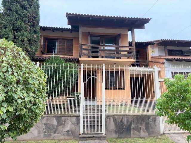 Casa com 4 dormitórios no Jardim Lindóia. Na parte inferior, lavabo, escritório para home office, living amplo com lareira, copa cozinha com móveis planejados e sala de jantar. Na parte superior, 4 do