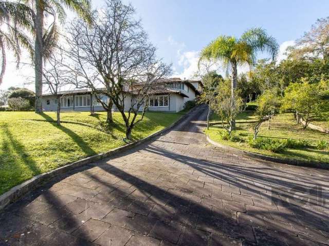 Casa em tradicional condomínio de alto padrão na zona sul de Porto Alegre. &lt;BR&gt;Em dois terrenos amplos, a casa assinada pelo conceituado arquiteto Octavio Raja Gabaglia, criador e defensor do ch