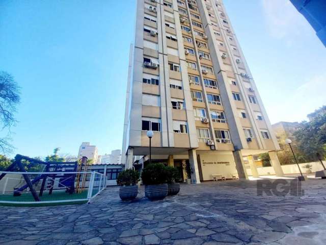 Excelente  apartamento em andar alto, com 1 dormitórios, muito ensolarado e arejado, living,banheiro, cozinha, área de serviço independente. 1 Vaga coberta . A localização do imóvel está no coração do