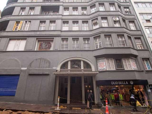 Sala comercial à venda em Porto Alegre no Centro histórico, com 99m² privativos, no 5º andar, de frente pra vigário, dois salões, dois banheiros, cozinha e sacada com vista para igreja do Rosario. Óti