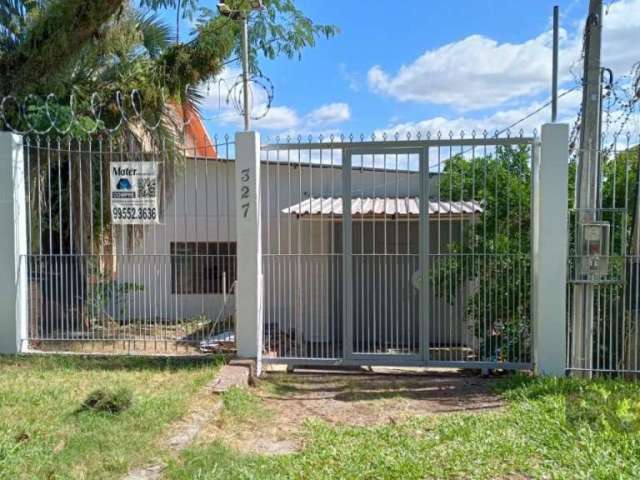 Casa mista podendo ser usada como comercial ou residêncial, com grande galpão a frente e aos fundos casa com cozinha sala e quarto, fogão campeiro e espaço para 2 carros e estacionamento em frente a c