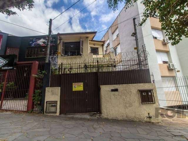 Ótima casa de 3 dormitórios sendo 1 suíte com sala de estar, banheiro social, cozinha, área de serviço, living 2 ambientes, lareira, churrasqueira, amplo pátio frente/fundos.&lt;BR&gt;Composta com côm