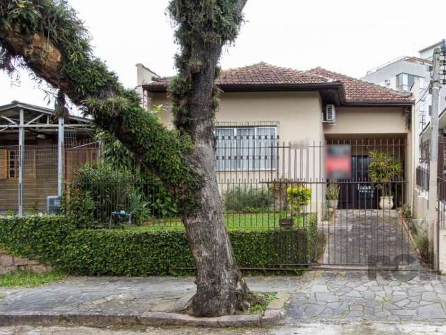 Casa térrea 2 dormitórios, com anexo com mais 1 dormitório. Casa principal dispõe de living, sala de jantar, cozinha montada, banheiro social e área de serviço. Garagem fechada para 1 carro e espaço d