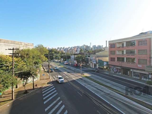 Apartamento amplo com 03 dormitórios, antigo com detalhes de época,  bem localizado, ensolarado pela manhã e à tarde, com vista permanente e ótima ventilação cruzada. Situado no 2º piso, &lt;BR&gt; Co