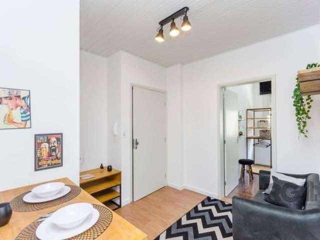 Excelente apartamento de 33m² com 1 dormitório TOTALMENTE MOBILIADO, sala e cozinha americana. Fica a duas quadras do mercado público. Prédio de 14 pavimentos, com portaria 24 horas, 2 elevadores, int