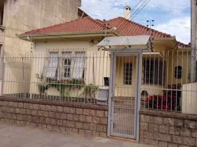 Excelente terreno no coração do Menino Deus, com 11x39m &lt;BR&gt;Imóvel com duas casa no terreno.&lt;BR&gt;&lt;BR&gt;Frente: 03 dormitórios, 1 suíte, living de dois ambientes, 2 banheiros, escritório