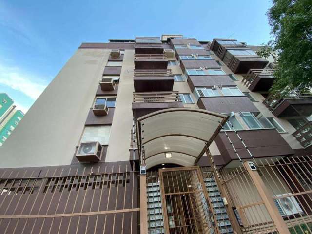 Em andar alto, espaçoso e ensolarado apartamento de 3 dormitórios, living com 2 ambientes, sacada e lavabo, banheiro social, cozinha e área de serviço separada. Sol da tarde, bem arejado, vista livre 