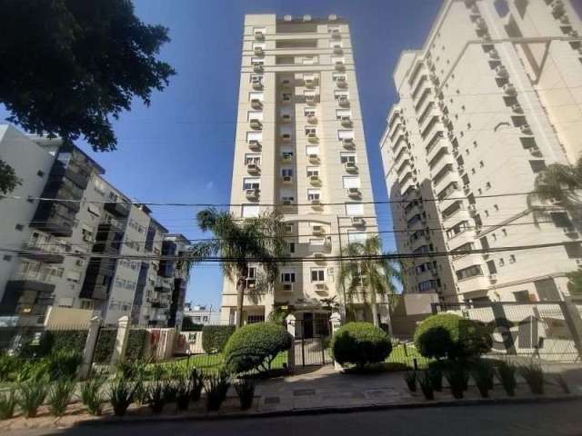 Apartamento 2 dormitórios com suíte, cozinha mobiliada com churrasqueira, living dois ambientes, 59m² privativos, split na sala e na suíte, quarto com espera para split. Andar alto com vista livre, pr