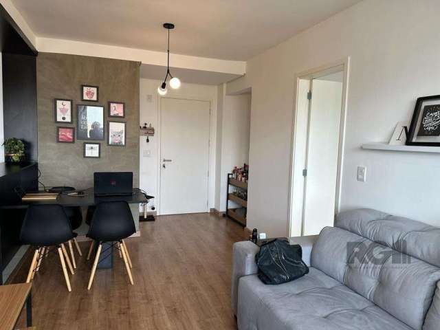 Apartamento de 1 dormitório no 19º andar do empreendimento NEO 360º Living, totalmente mobiliado e pronto para morar. Logo na entrada tem 01 banheiro social, à direita fica a cozinha americana planeja