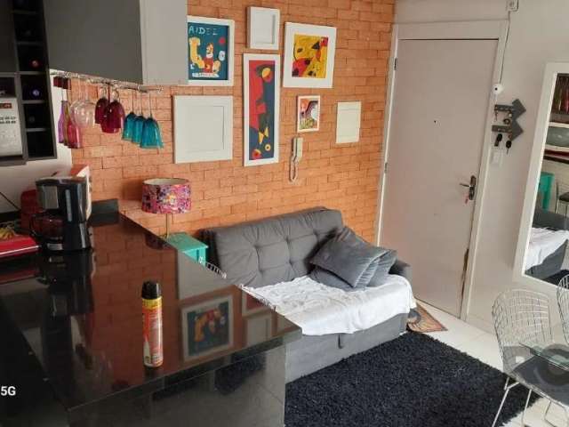 Excelente apartamento térreo, reformado, com 2 dormitórios, living 2 ambientes, cozinha americana, banho social, vaga de garagem rotativa. Condomínio com quadras de esportes, quiosques, playground e p