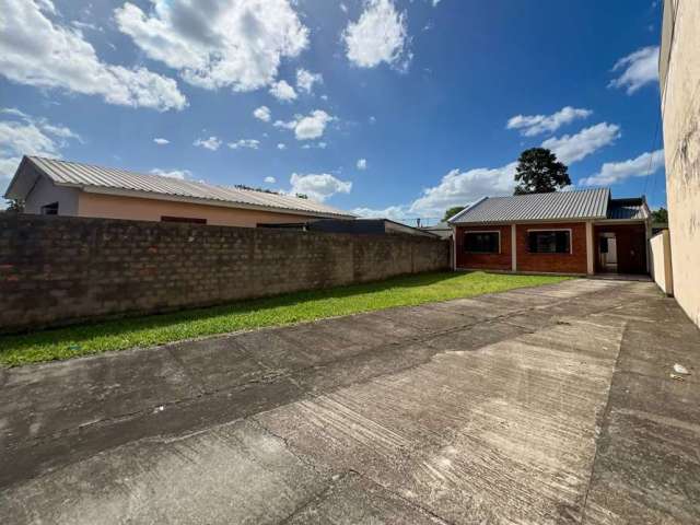 Esta encantadora casa térrea oferece o conforto e a praticidade que você procura. Com dois dormitórios, sendo um suíte, uma sala aconchegante e uma cozinha conjugada, esta residência proporciona um am