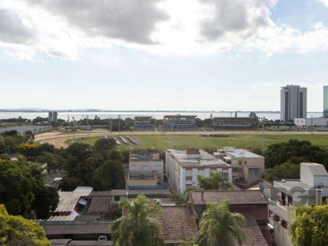 Com espetacular vista para o RIo, lindo apartamento totalmente reformado, 3 dormitórios transformado em 2, mas de fácil reversão, living 2 ambientes, cozinha americana mobiliada, área de serviço, banh