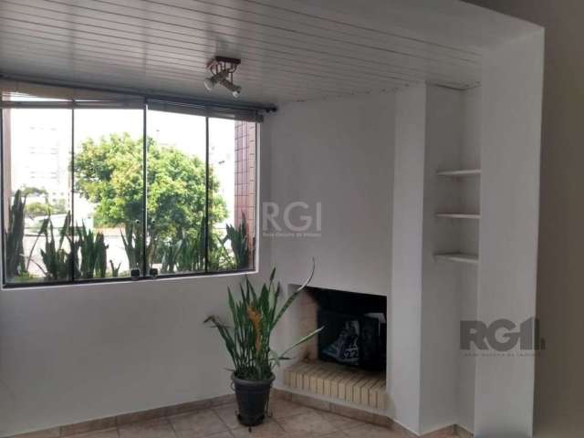 Apartamento de 02 dormitórios, sendo 01 suíte, sacada com churrasqueira/lareira, living amplo para 2 ambientes, banheiro social, cozinha ,área de serviço com Juncker e 1 vaga de garagem coberta. &lt;B