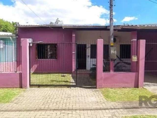 Casa localizada no bairro Harmonia em Canoas, 150 m² de área privativa, composto de 3 dormitório, living dois ambientes, cozinha, 1 banheiro social, área de serviço e 2 garagens.&lt;BR&gt;Piscina e ár