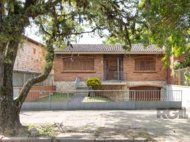 Linda casa com dois pavimentos!&lt;BR&gt;Ao ingressar no imóvel temos três ambientes, sala de estar, sala de jantar e cozinha. Ambientes grandes e amplos, janelas bem ventiladas e com bastante luz. &l