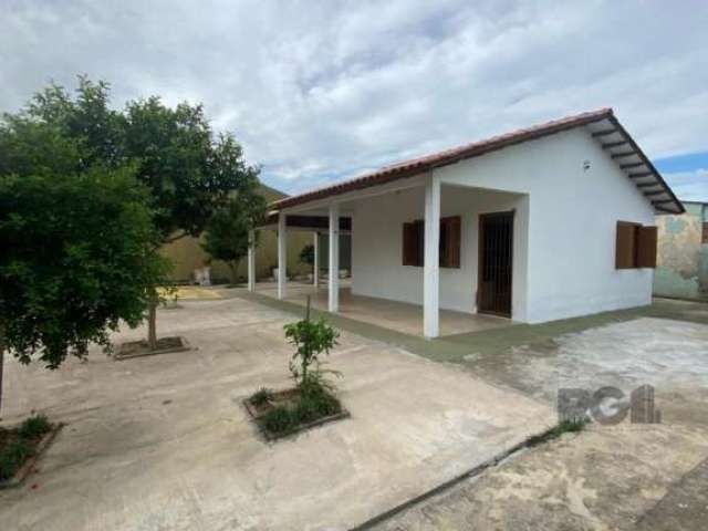 Casa térrea de 95,23m2 em um terreno de esquina medindo 397,01m2, com 1 dormitório, sala, cozinha, banheiro social.&lt;BR&gt;Amplo pátio com árvores frutíferas e horta.&lt;BR&gt;Vaga de garagem para 4