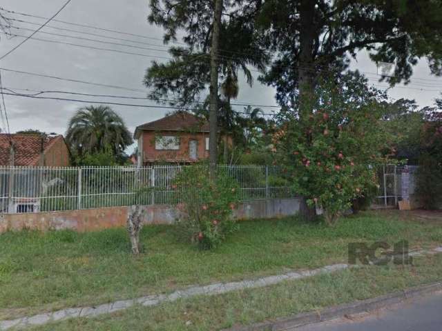 Descubra um refúgio de elegância clássica no coração do bairro Belém Novo. Esta propriedade encantadora, com uma área construída de 360 m², é um verdadeiro tesouro arquitetônico que combina comodidade